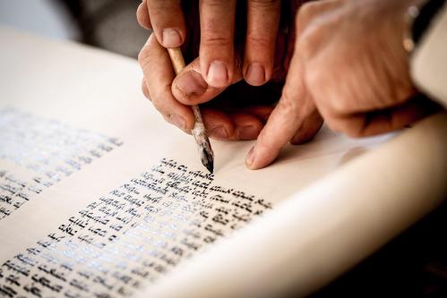 1920px torah scroll writing 1